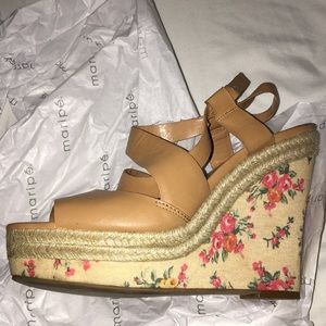 Jessica Simpson Tan Floral Wedges